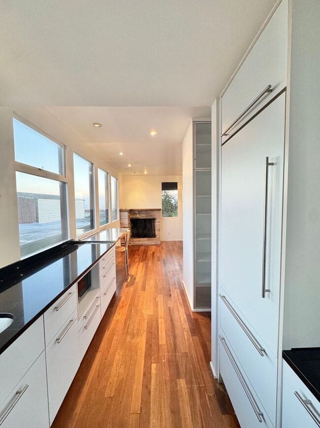 Building Photo - Tranquil & Spacious 2 BR|1 BA Condo in the Central Richmond District