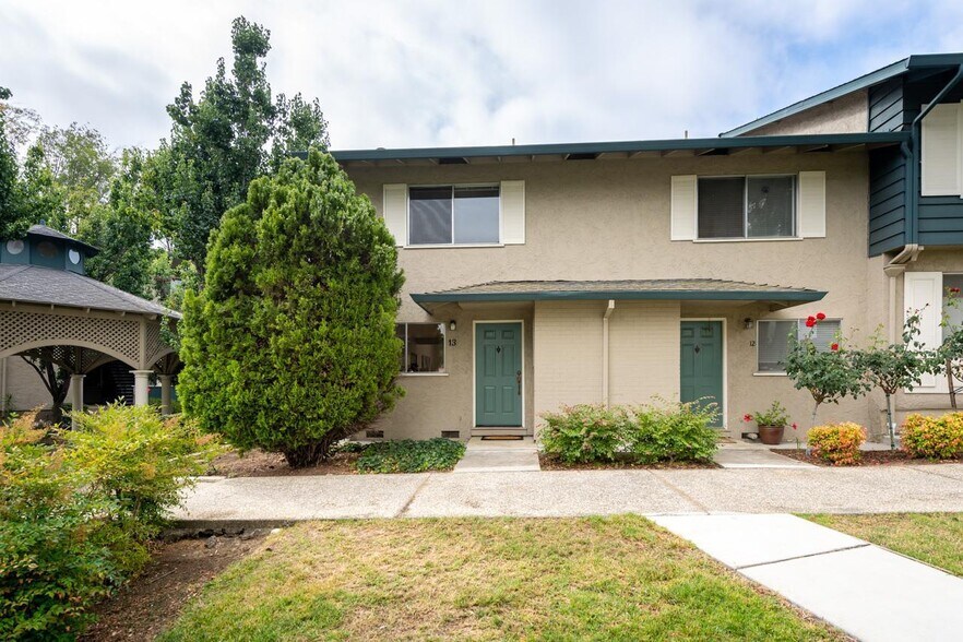 Building Photo - 7130 Rainbow Dr