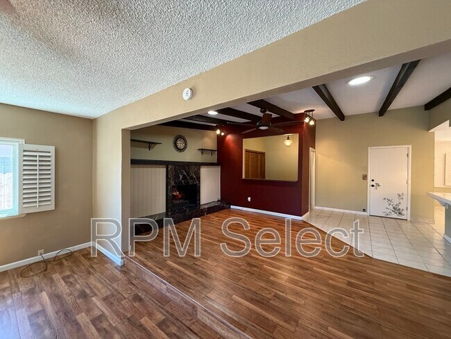 Building Photo - 1017 Silver Lake Dr