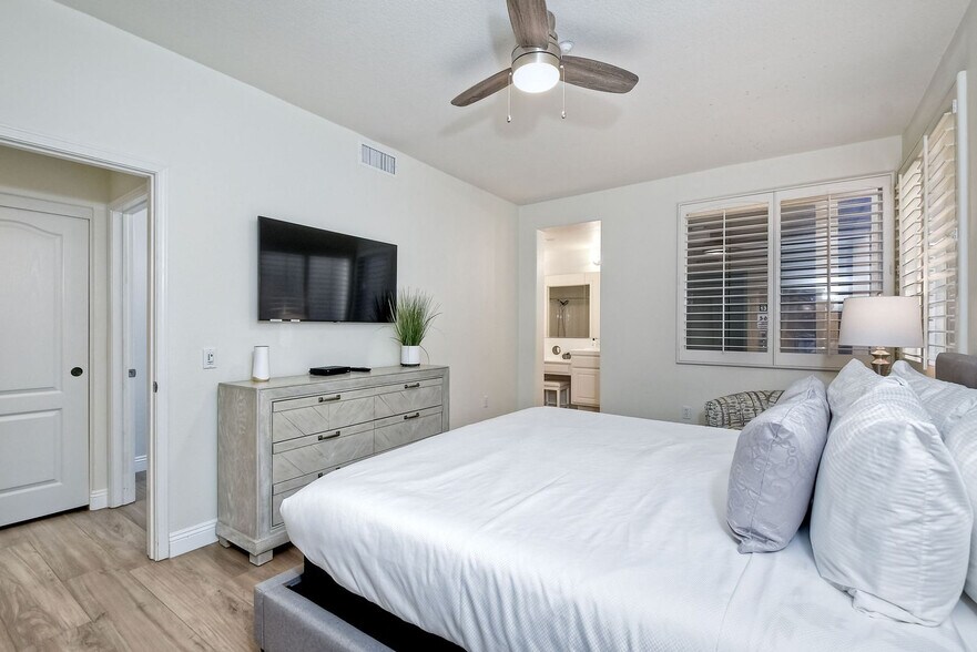 Building Photo - 4025 Canario St