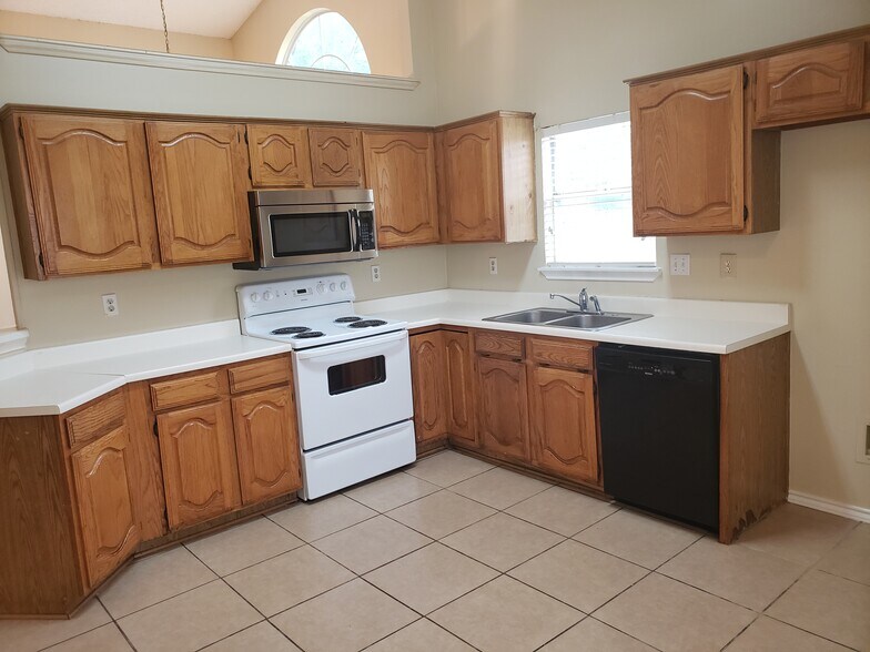 Building Photo - 2212 Carriage Hill