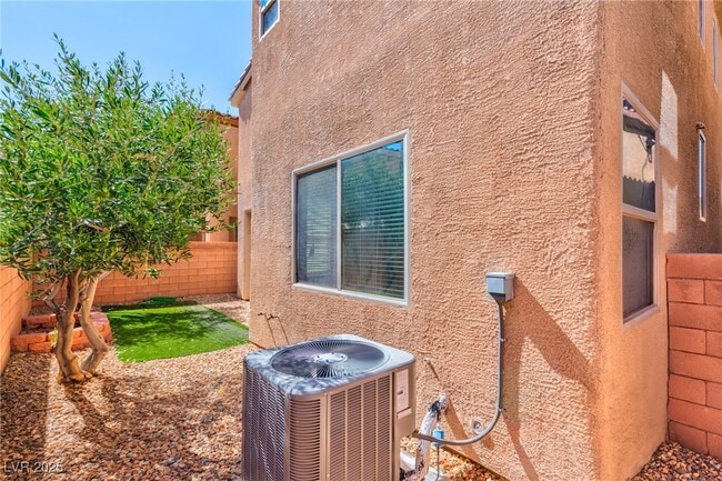 Building Photo - 7635 Jasmine Falls Dr