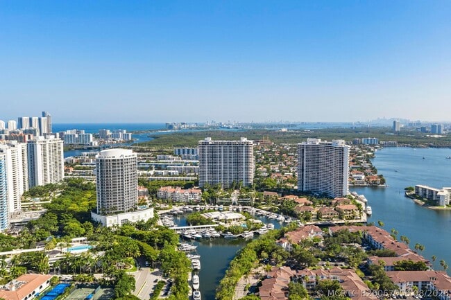 Building Photo - 2000 E Island Blvd