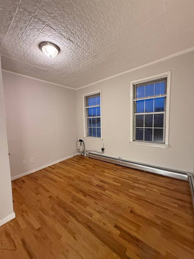 Building Photo - 614 GRAND St