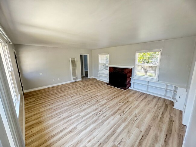 Building Photo - 220 Castaic Ave