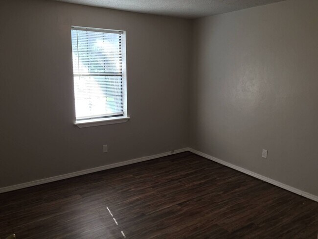 Building Photo - Adorable cottage is right in the heart of OKC!