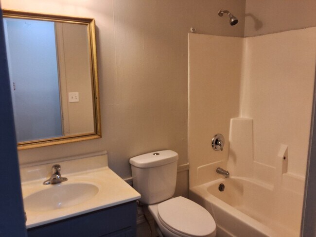 Building Photo - Cozy 3 Bed, 1 Bath House Fenced in yard, M...