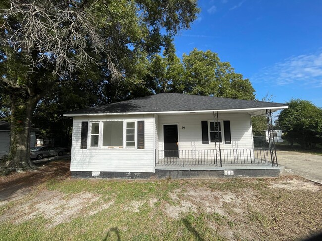 Primary Photo - 3 bedroom 1 bathroom house available