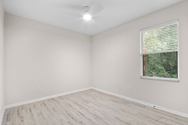 Building Photo - ANNUAL RENTAL - 3 Bedroom, 2 Bath w/ Garag...
