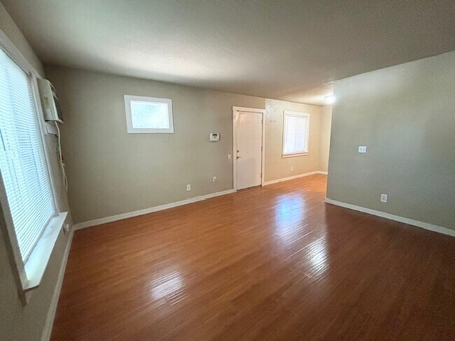 Building Photo - Charming 3 bed / 1 bath Apartment by Downtown
