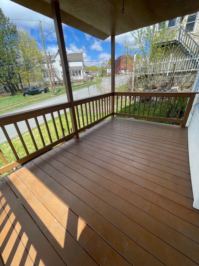 Building Photo - Colorful, eclectic 3-bedroom house in Pitt...