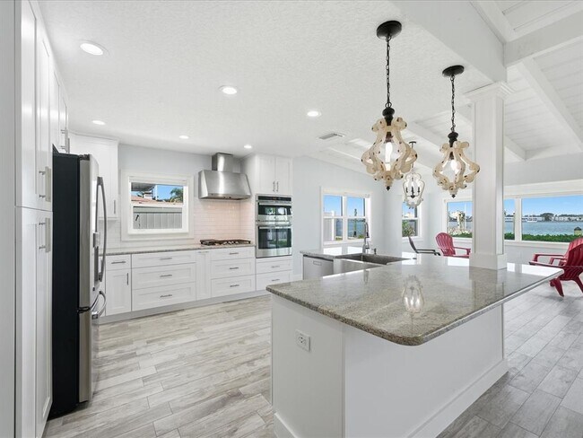 Building Photo - 828 Bay Point Dr