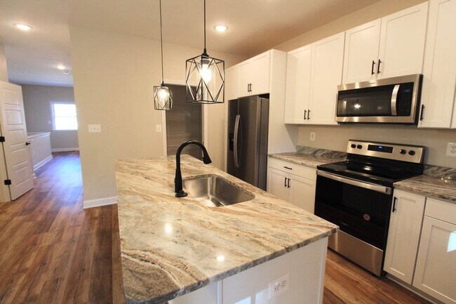 Building Photo - 3 level town home in popular Congers Creek...