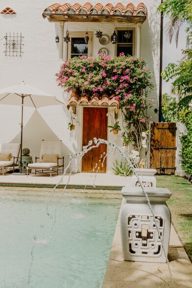 Cottage poolside - 213 E Lakewood Rd