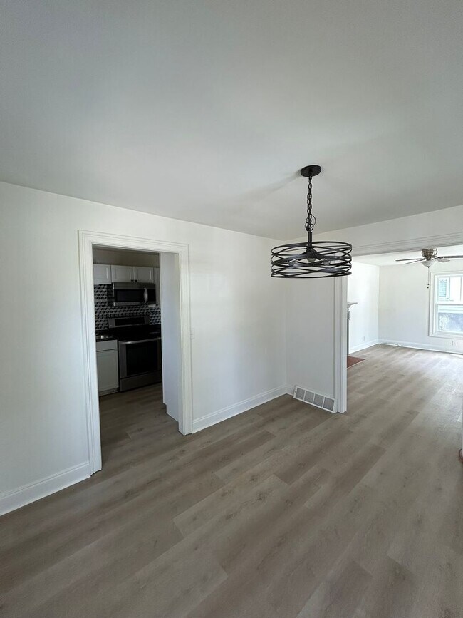 Building Photo - Beautifully Remodeled 4/2