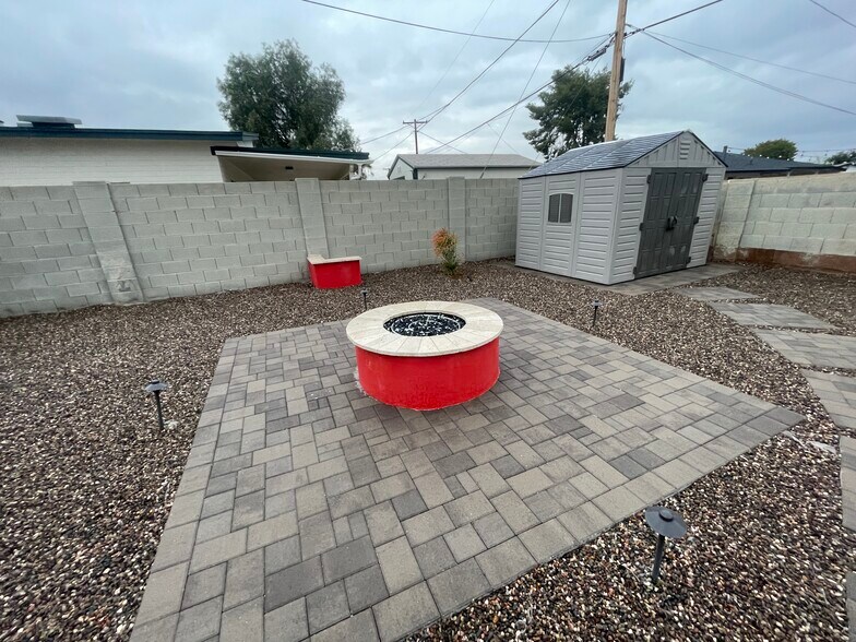 Backyard Propane Pit - 2118 W Glenn Dr