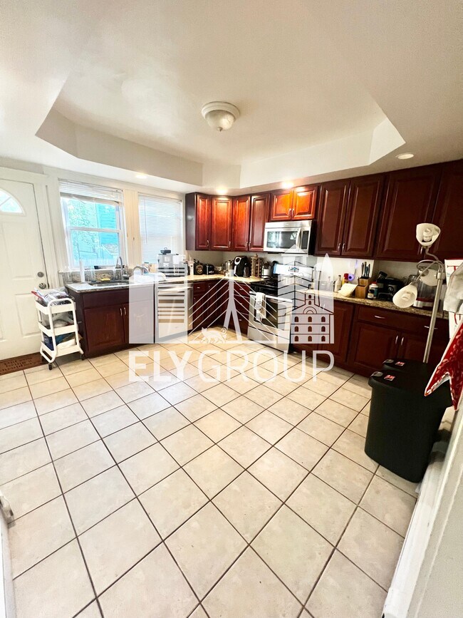 Building Photo - 165 Sharon St