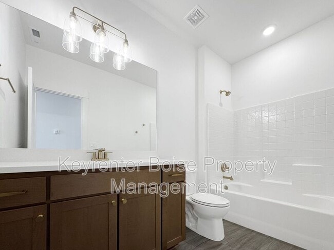 Building Photo - 450 E Presidio Ln