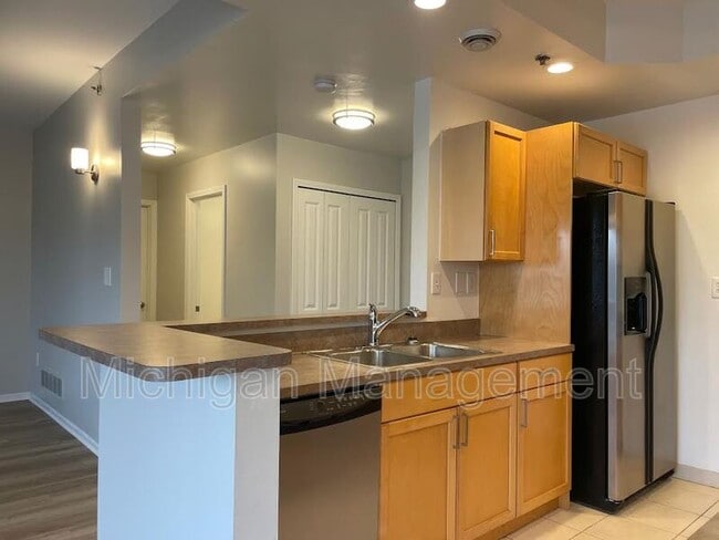 Building Photo - 2735 E Maple Rd