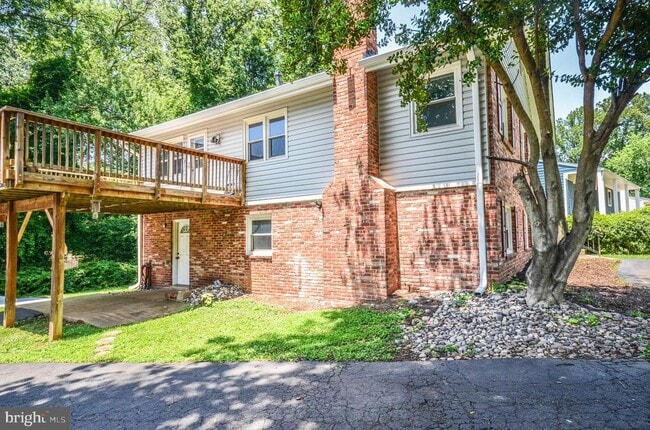 Building Photo - 2812 Yeonas Dr