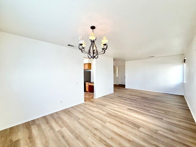 Building Photo - Spacious 3 Bedroom Home with Loft, Large Backyard & 2 Car Garage