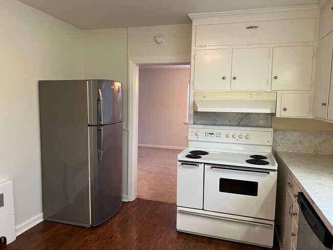 Building Photo - 405 Hemlock Dr SE