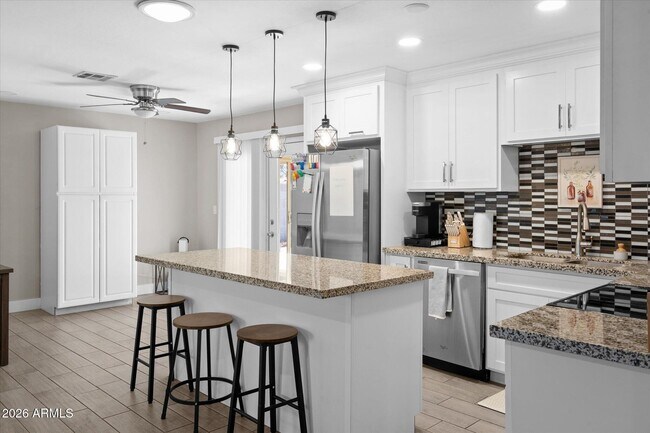 Building Photo - 1211 W Palomino Dr
