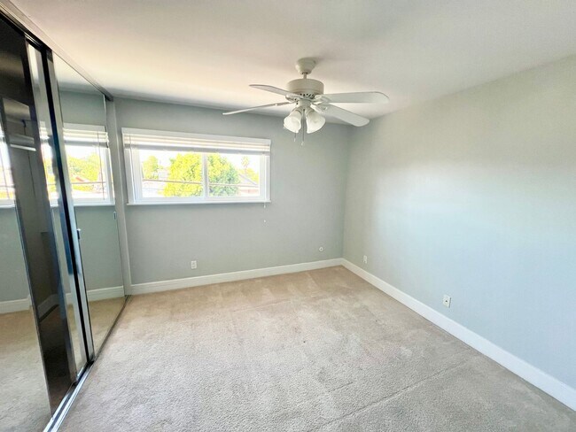 Building Photo - Modern 2BR/2BA Hillcrest Condo with Private Balcony & Amenities