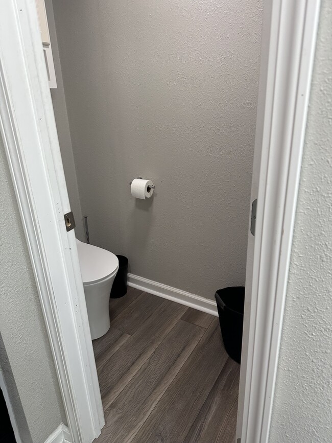 Building Photo - 600a Sara St