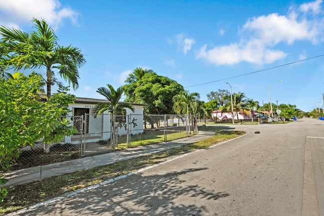 Building Photo - Newly renovated 2 Bed 1 Bath Duplex