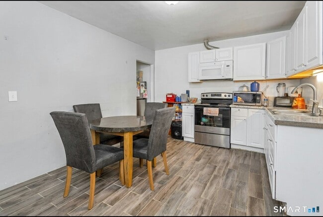 Building Photo - 18 Grandview Ave