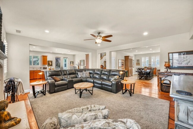 Building Photo - FULLY FURNISHED home with all utilities included and flexible lease options available.