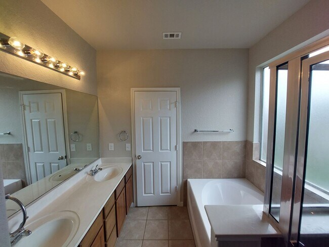 Building Photo - Lovely 4 Bedroom Home with Master Downstai...
