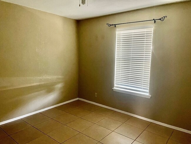 Building Photo - 1810 Parkview Dr