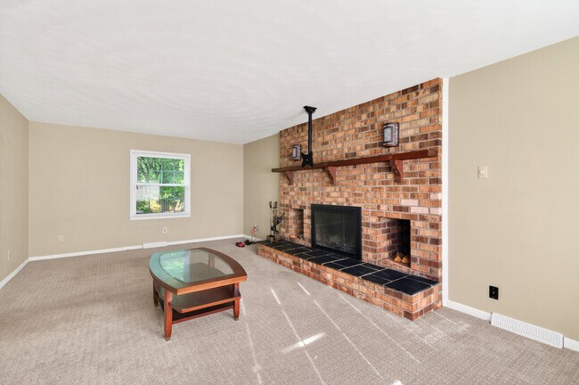 Building Photo - 33 Tanglewood Dr