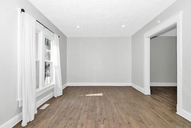 Building Photo - Classic Remodeled Townhome in Windsor Park
