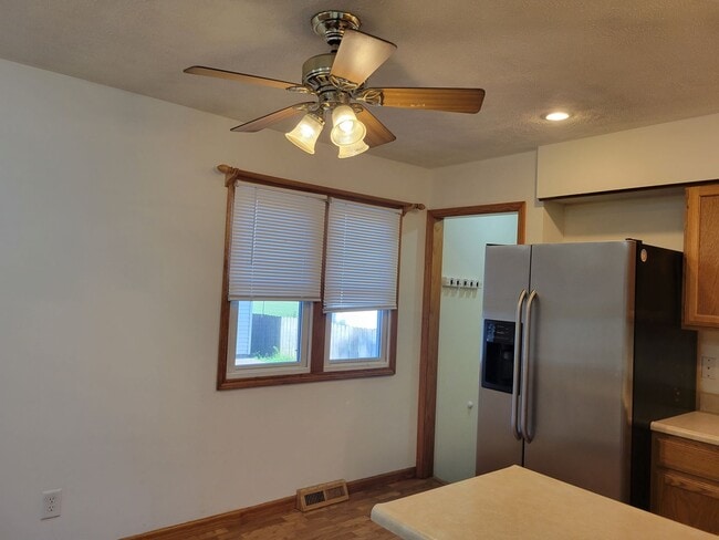 Building Photo - Your Dream Home Awaits: Spacious 4 Bed/2 B...