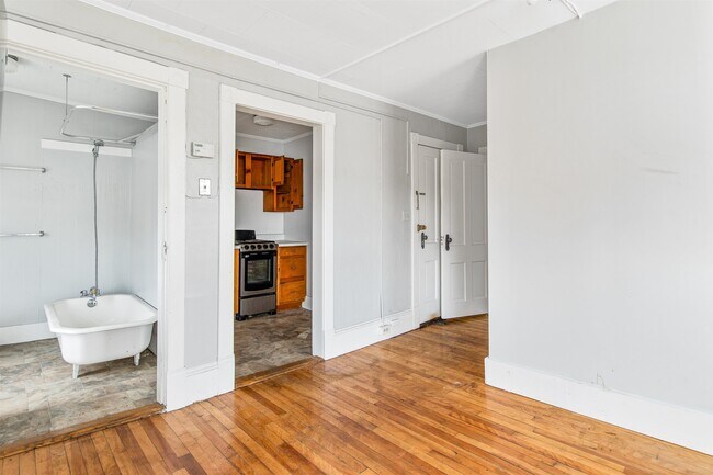 Building Photo - 4 Elm St