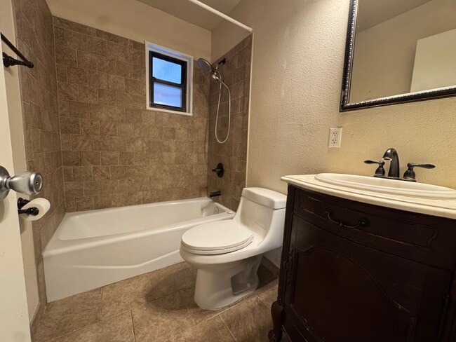 Building Photo - Spacious NE Heights Home