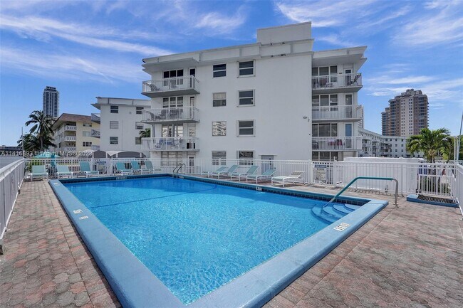 Building Photo - 1913 S Ocean Dr