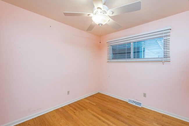 Building Photo - 18225 W Lindenwood Dr