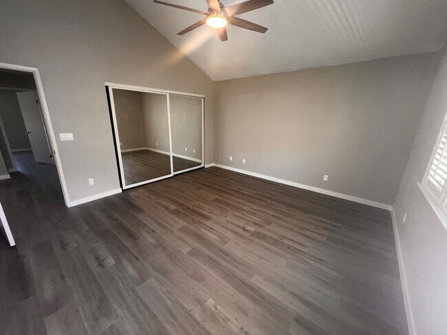 Building Photo - Wonderfully updated Waterman Highlands Home