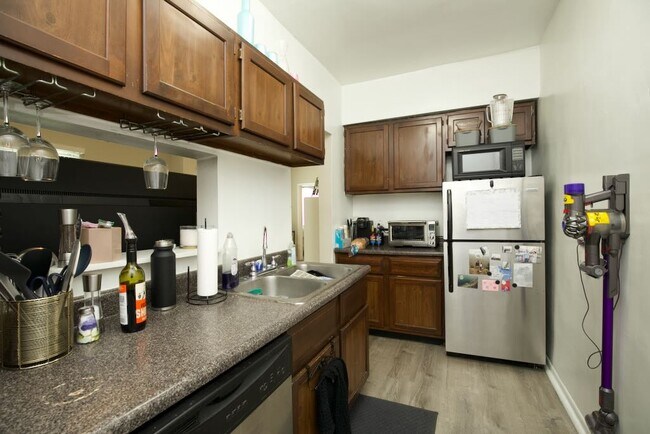 Building Photo - 724 W Roscoe St