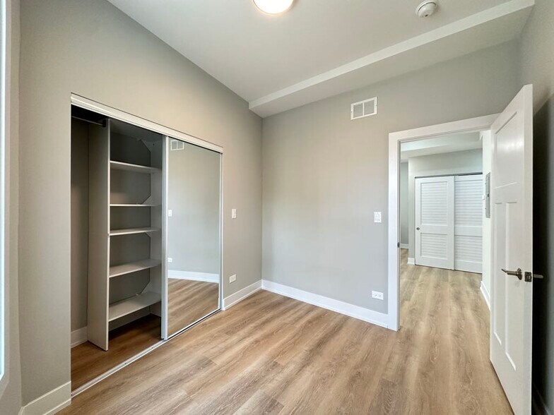 Building Photo - 437 W Belden Ave