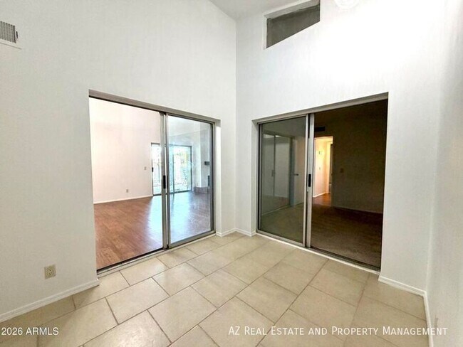 Building Photo - 2901 W Sierra St