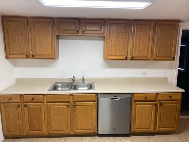 Building Photo - Fresh and bright!! 3 bedroom, 1 bath on la...