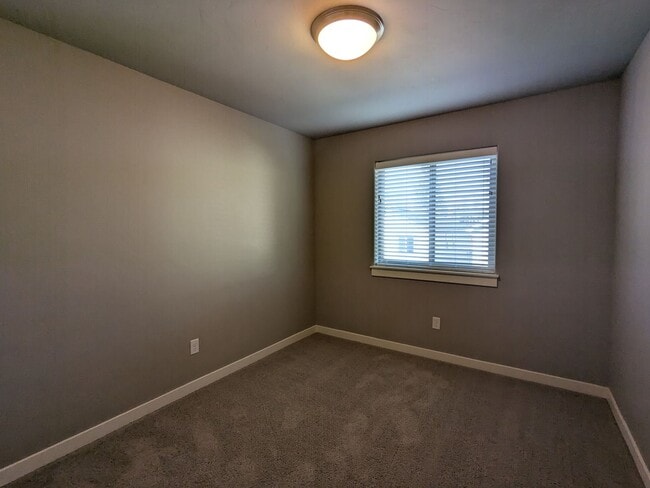 Building Photo - Newer 3 bedroom plus Den and Amenities in The Bridges