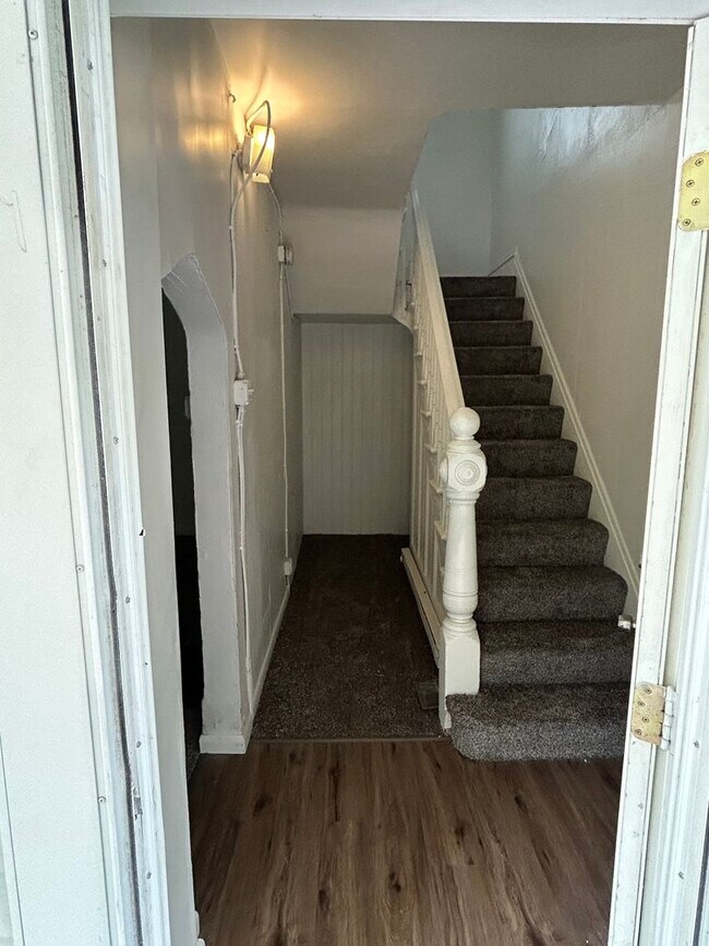 Building Photo - Charming 2-Bedroom Home with Front Porch in McKeesport