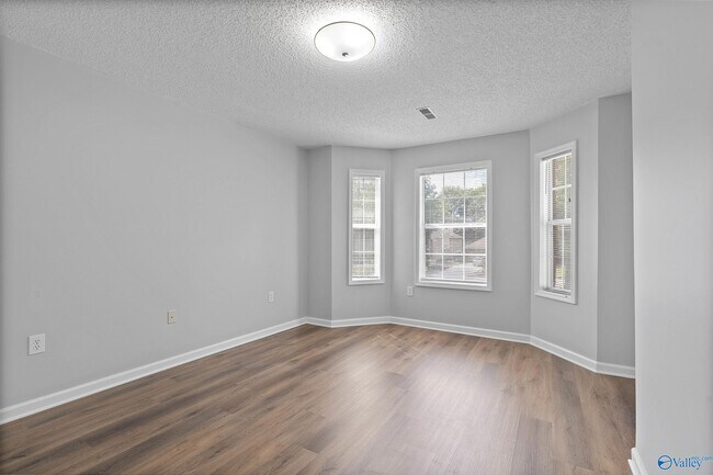 Building Photo - 469 SW Sussex Dr