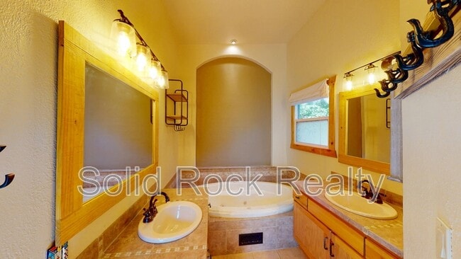 Building Photo - 1701 Ivy Pl